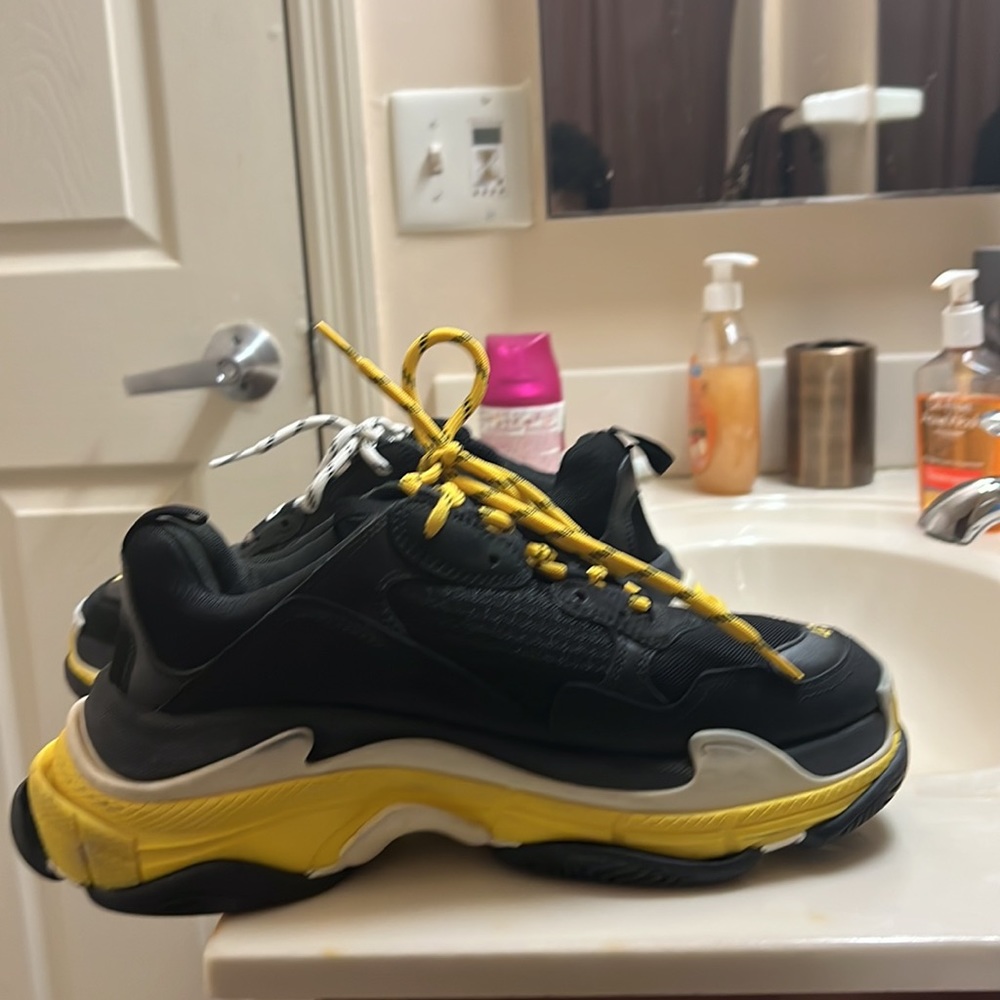 I’m selling balenciaga triple s there in good condition. - Picture 3 of 7